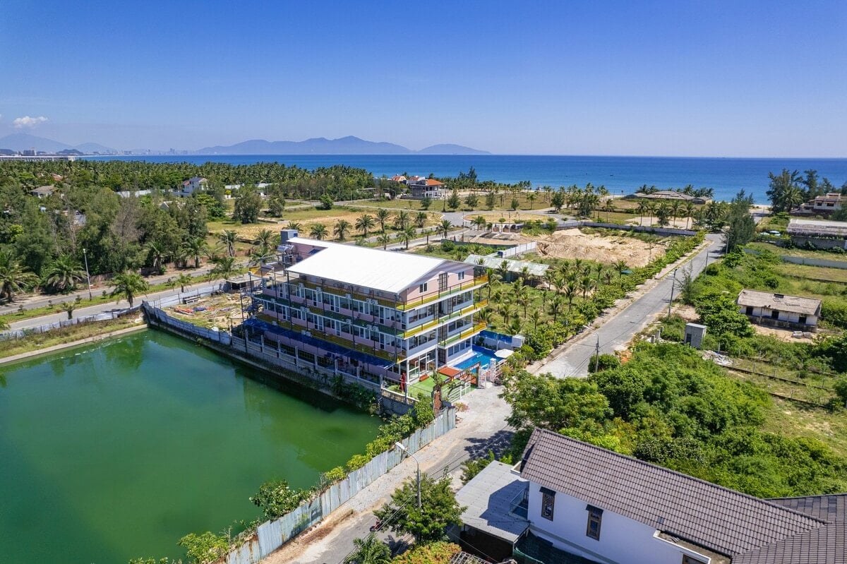 The house beside the lake, with the sea just beyond the palms